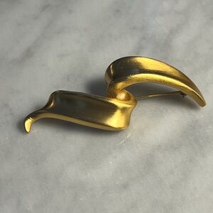 Vintage Anne Klein Gold-tone Abstract Ribbon 
Broach